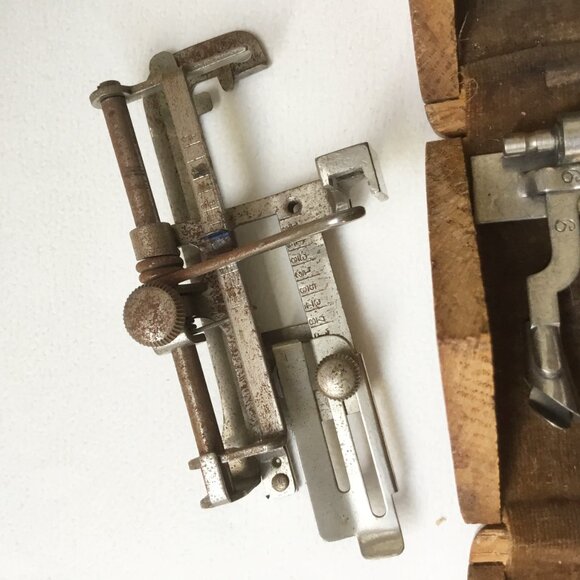 Antique Singer Wooden Fold Out Puzzle Box and Sewing Machine Attachments - Picture 8 of 12